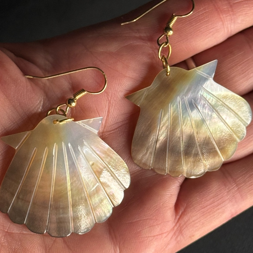 Shell-Shaped Earrings - Picture 3 of 4